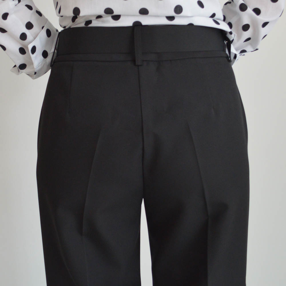 Pantalón cropped negro con cinturón Andamio en gus gus boutique en gus gus boutique