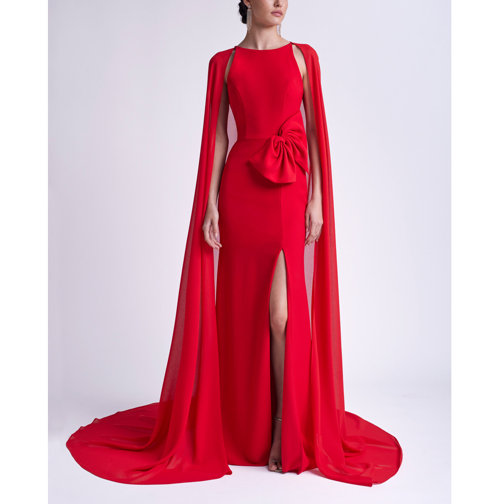 Vestido rojo fiesta con lazo y capa aire barcelona en gus gus boutique bodas