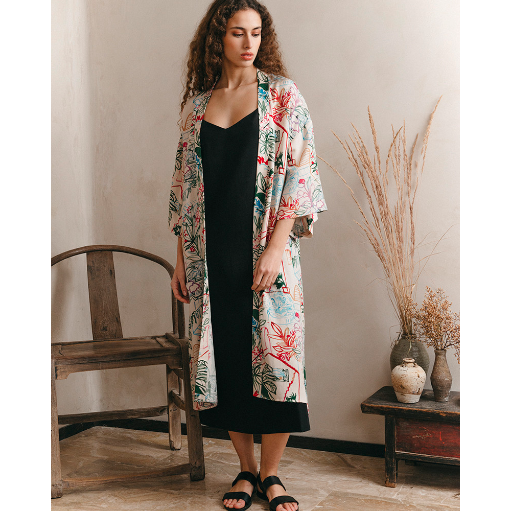 Kimono midi estampado gráfico Grace and Mila en Gus Gus Boutique moda joven. Colección primavera-verano 2023. kimonos y caftán mujer.