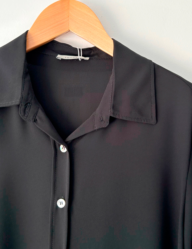 Camisa negra de georgette Trovels en moda joven gusgusboutique.es. Moda de calle para mujer. Camisas para mujer Trovels. Moda España.