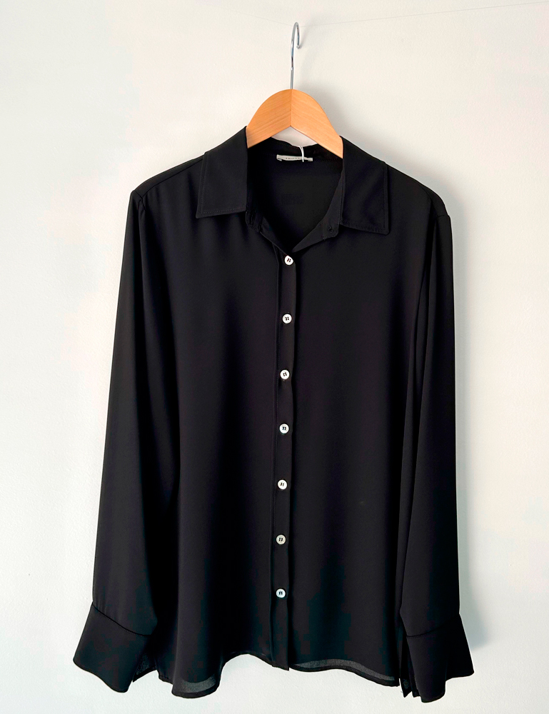 Camisa negra de georgette Trovels en moda joven gusgusboutique.es. Moda de calle para mujer. Camisas para mujer Trovels. Moda España.