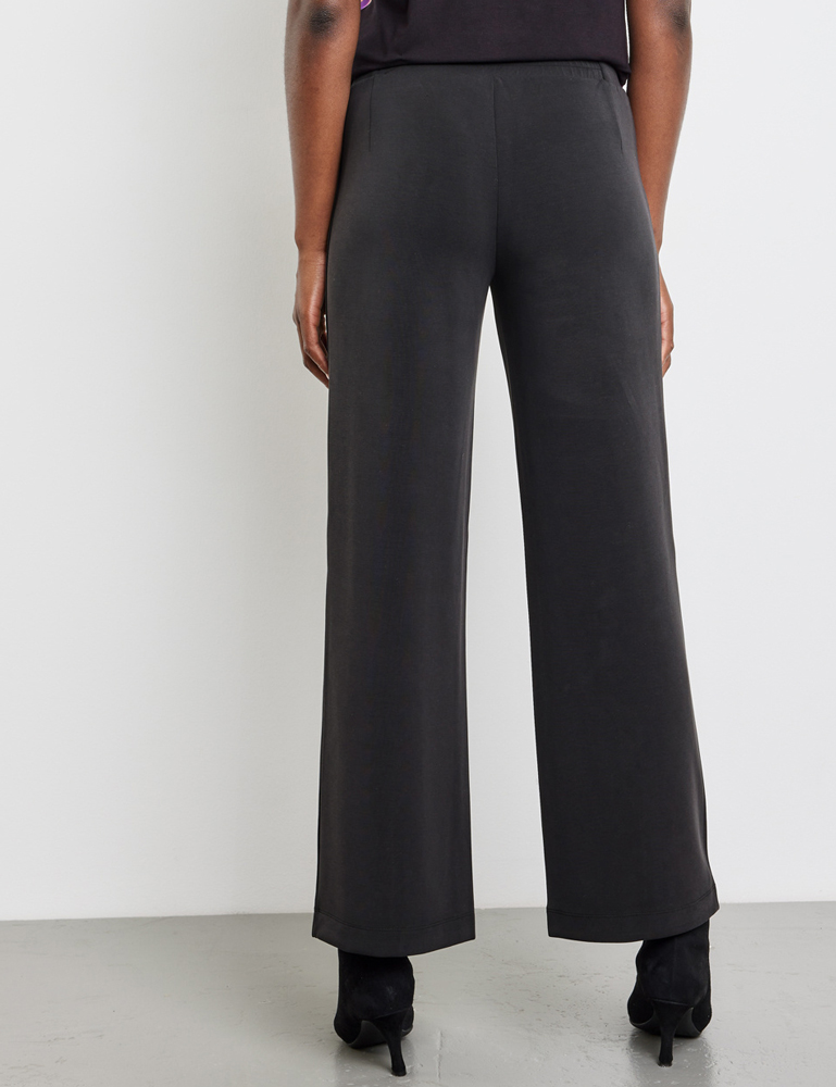 Pantalón negro de punto cintura elástica Gerry Weber en moda sostenible para mujer gus gus boutique. Moda de calle para señoras. Camisas Gerry Weber.