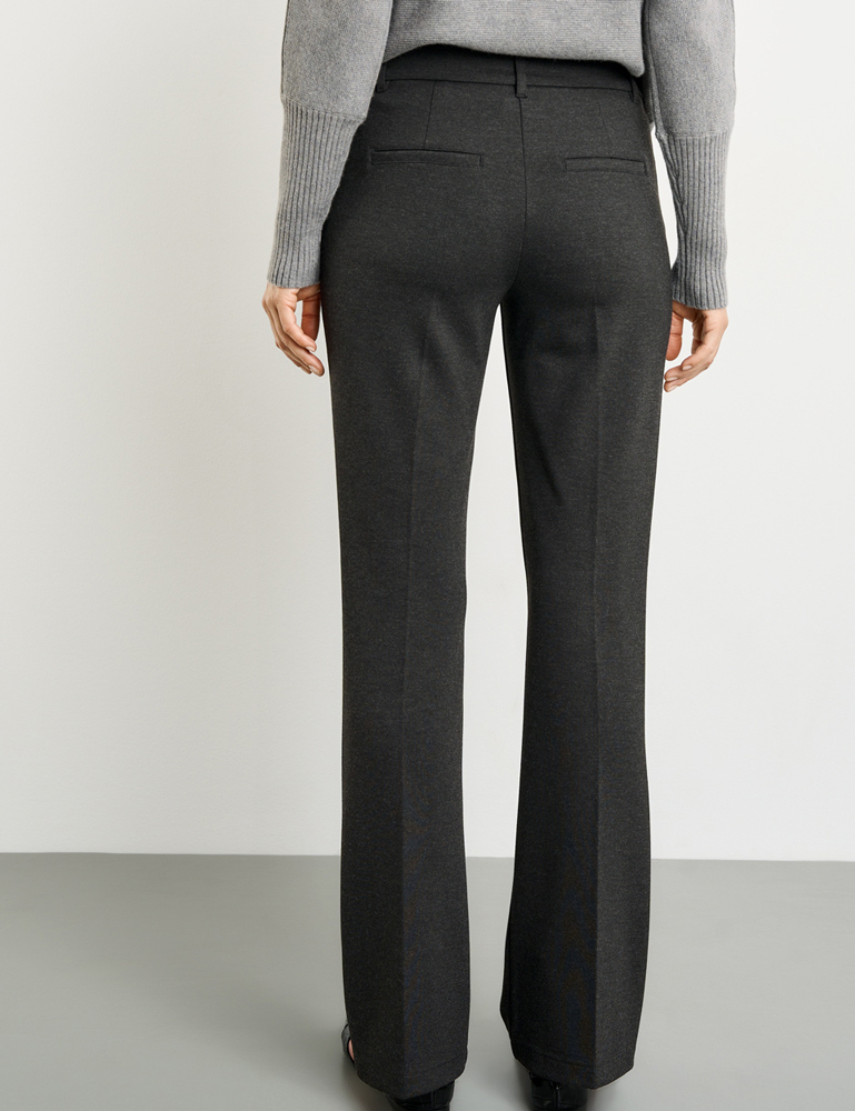 Pantalón punto milano gris acampanado con pliegues Gerry Weber en moda para mujer gus gus boutique. Moda de calle para señoras. Pantalones Gerry Weber.