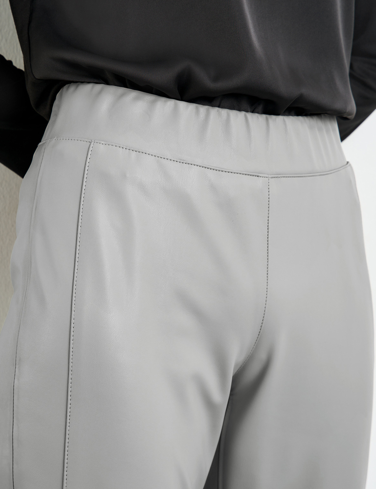 Pantalón tobillero piel sintética gris Gerry Weber en moda para mujer gus gus boutique. Moda de calle para señoras. Pantalones Gerry Weber.