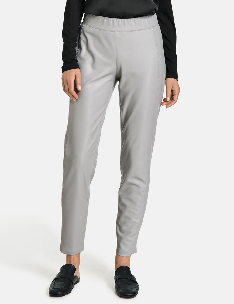 Pantalón tobillero piel sintética gris Gerry Weber en moda para mujer gus gus boutique. Moda de calle para señoras. Pantalones Gerry Weber.