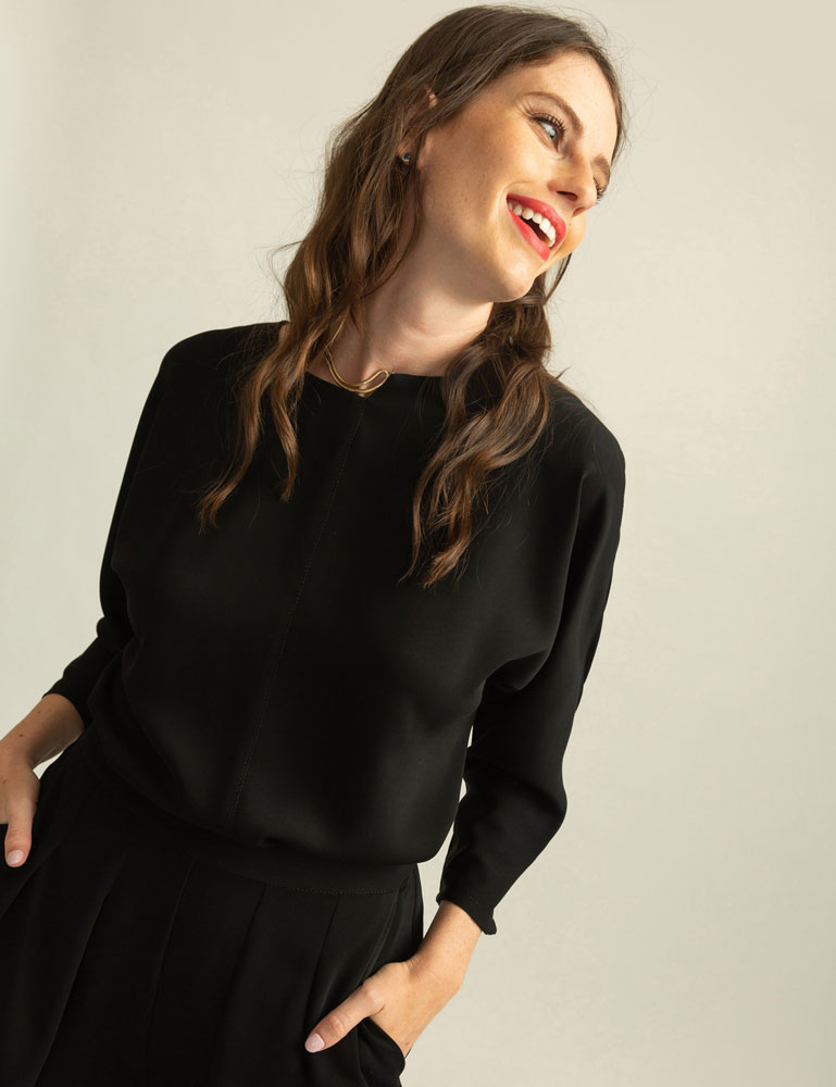 Blusa negra detalle cadena AC con detalle de aplique metálico Alba Conde en Gus Gus Boutique moda mujer. Moda mujer hecha en España.