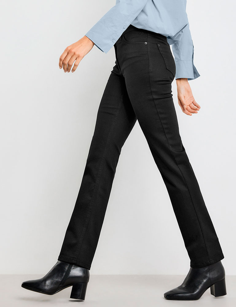Vaqueros rectos negros cinco bolsillos Gerry Weber en moda sostenible para mujer gus gus boutique. Moda de calle para señoras. Camisas Gerry Weber.