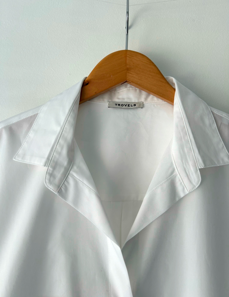 Camisa blanca silueta recta Trovels en moda joven gusgusboutique.es. Moda de calle para mujer. Camisas para mujer Trovels. Moda España.