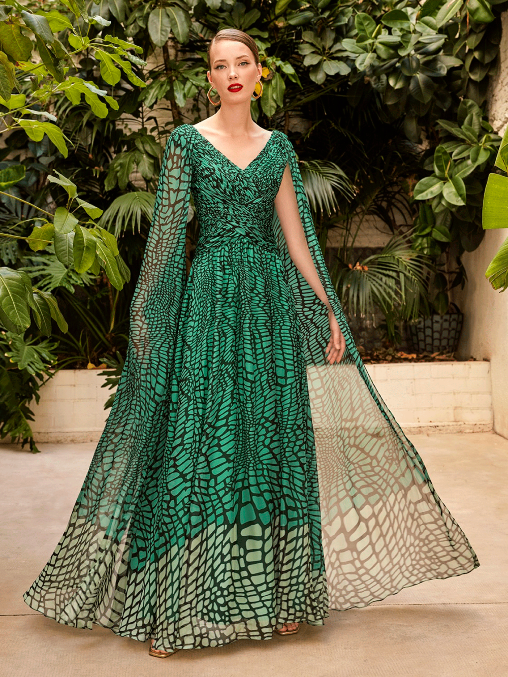Vestido largo de fiesta verde estampado Carla Ruíz en gusgusboutique vestidos largos fiesta, damas honor, vestido madrina, vestidos invitada.