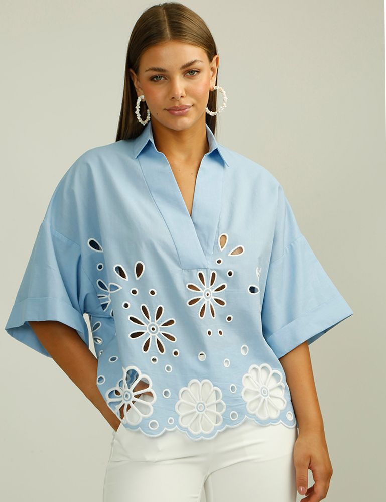 Blusa celeste con flores caladas AC por Alba Conde en gusgusboutique moda mujer. Moda para mujer hecha en España. Compra ropa Alba Conde online.