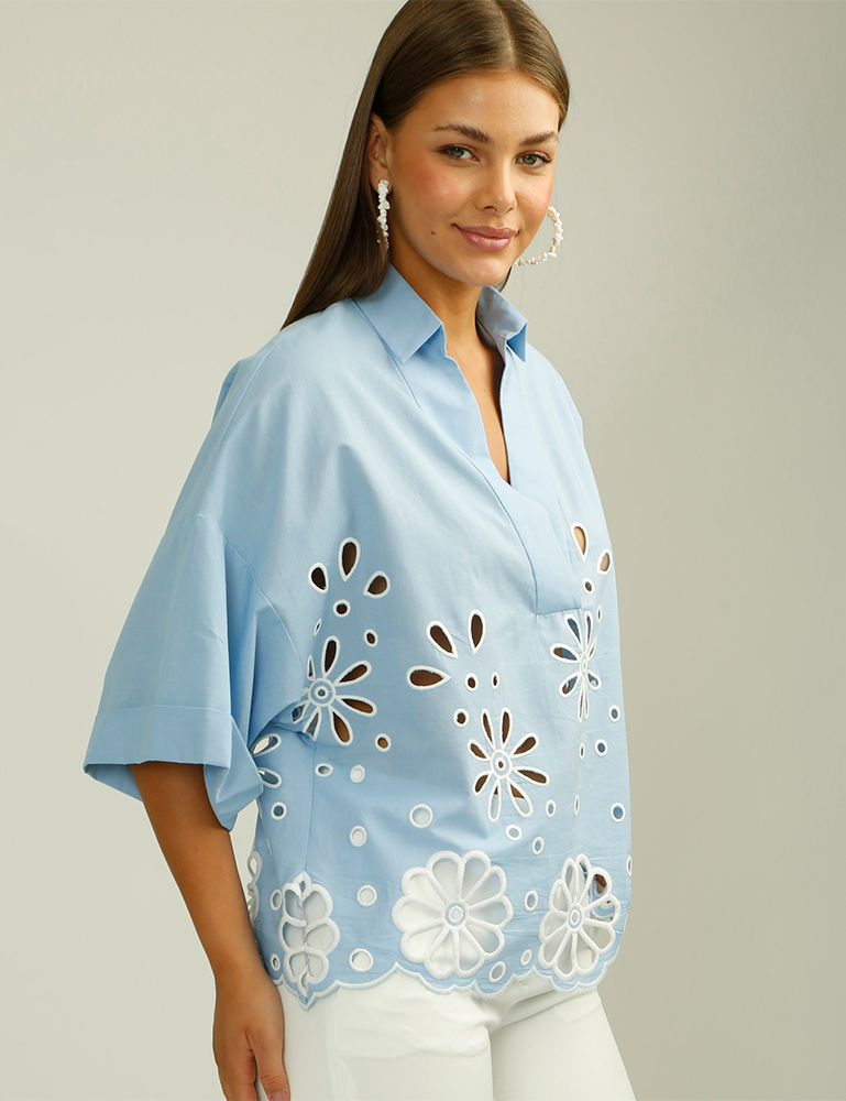 Blusa celeste con flores caladas AC por Alba Conde en gusgusboutique moda mujer. Moda para mujer hecha en España. Compra ropa Alba Conde online.