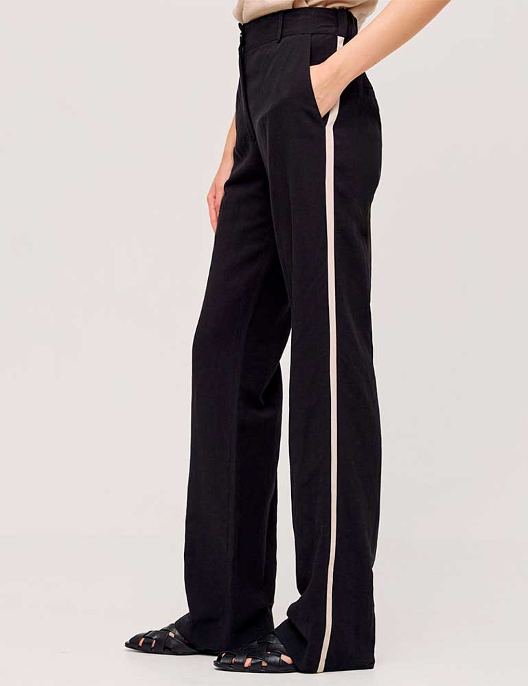 Pantalón negro con banda lateral beige Access Fashion en gus gus boutique moda joven, moda calle para chicas y mujeres. Blusas y tops Access Fashion.