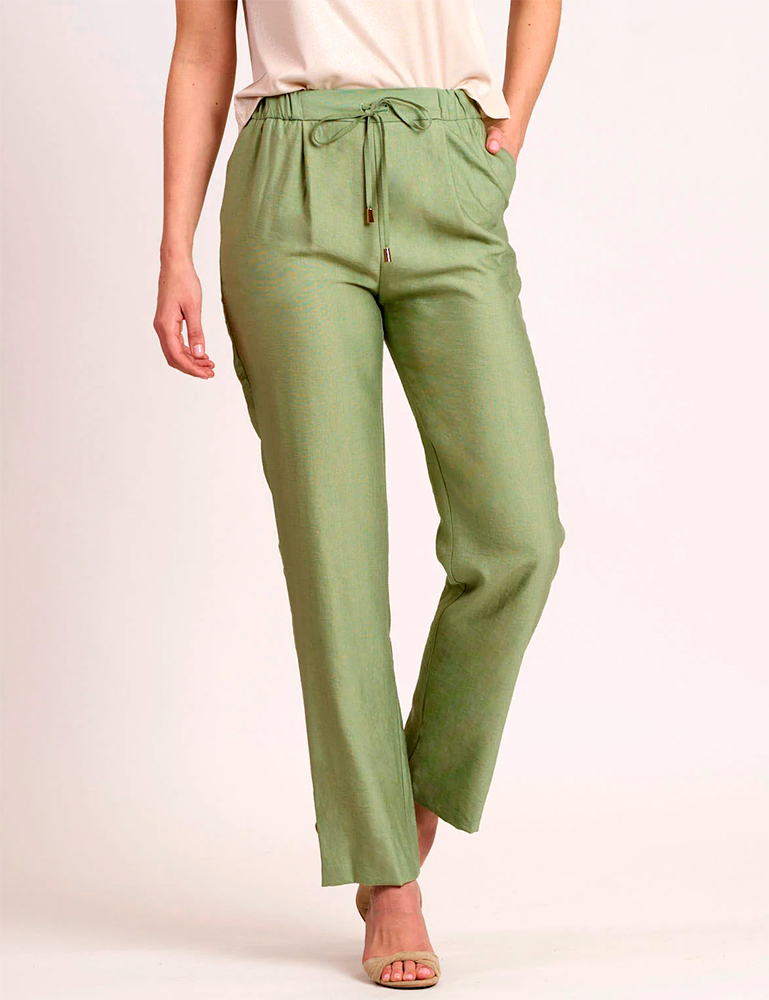 Pantalón cintura elástica satinado verde Naf Naf en moda joven gusgusboutique.es. Moda de calle para mujer. Moda joven Naf Naf SS24.