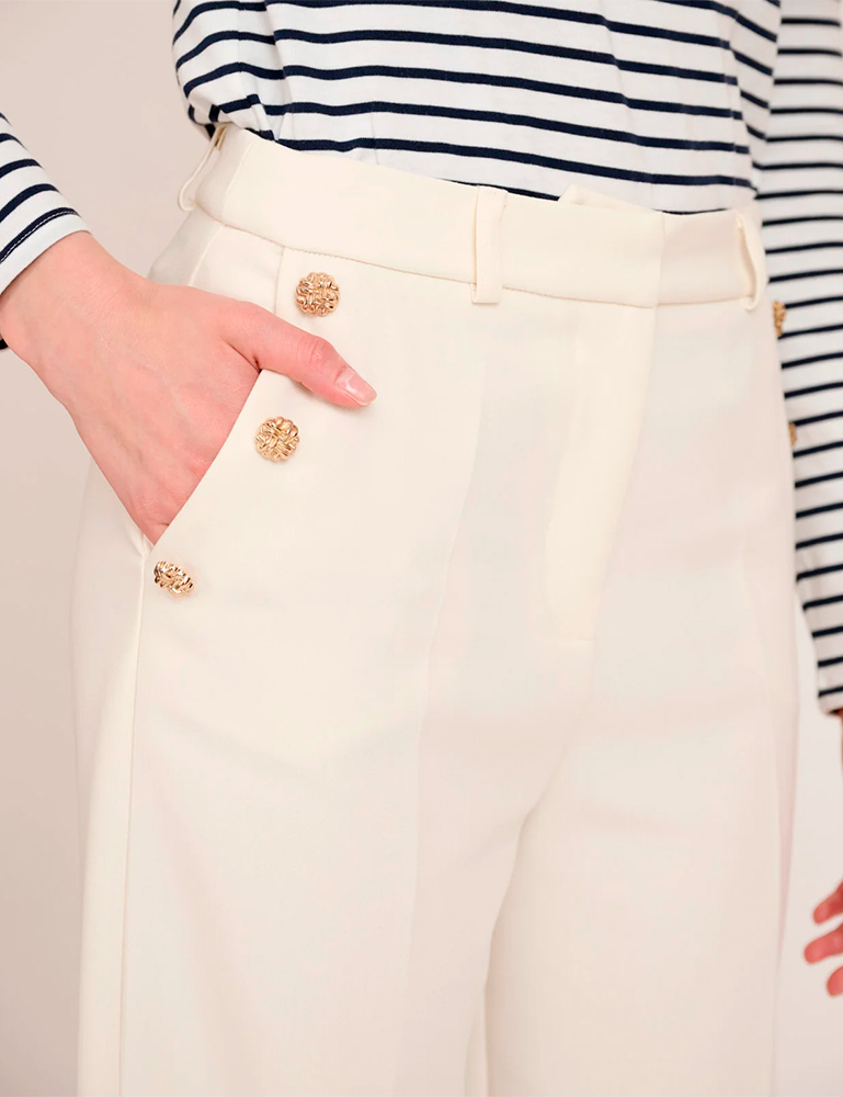 Pantalón de vestir blanco con botones decorativos Naf Naf en moda joven en gusgus boutique. Moda de calle para mujer. Moda joven Naf Naf SS24.