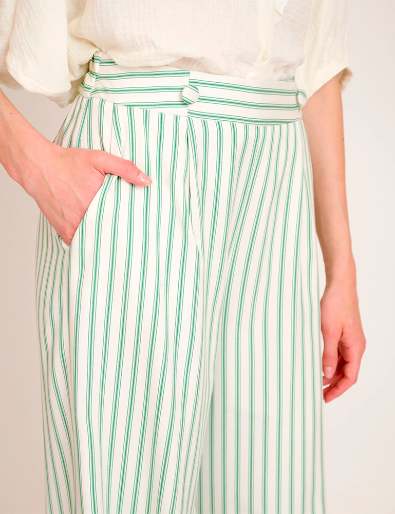Pantalón de vestir rayas verticales verdes Naf Naf en moda joven en gus gus boutique. Moda de calle para mujer. Moda joven Naf Naf SS24.