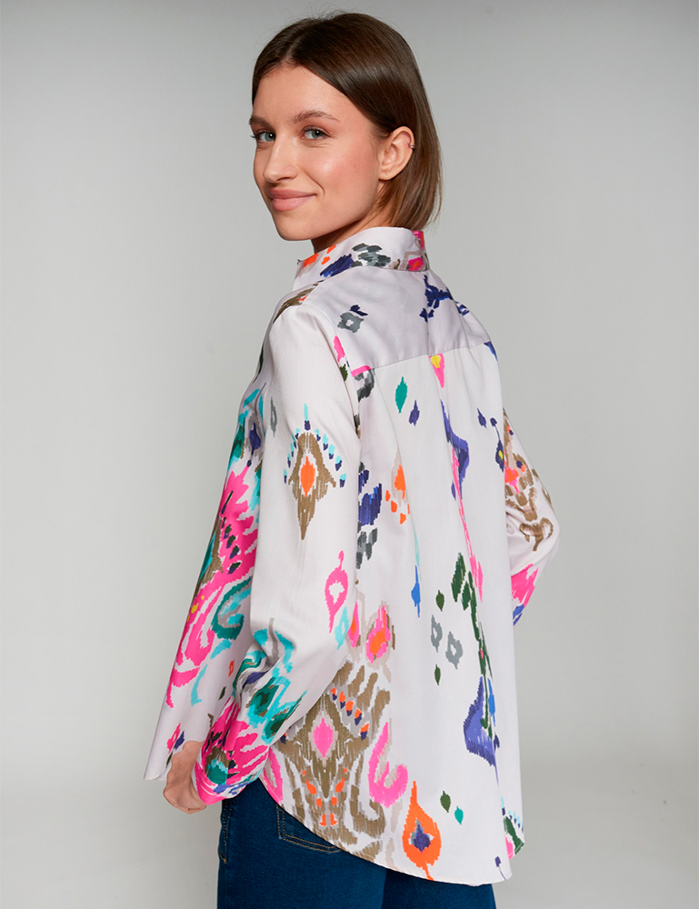 Camisa blanca satinada ikat multicolor Vilagallo en moda joven Gus Gus Boutique. Moda mujer multimarca con diseño, calidad y estilo. Moda España.