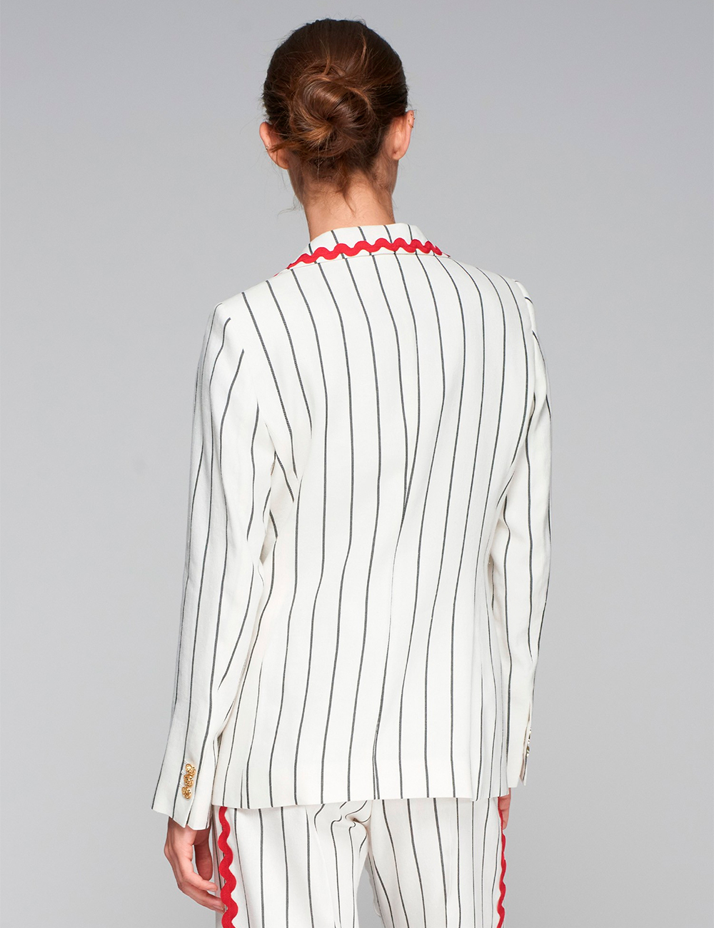 Americana blanca raya diplomática Vilagallo en Gus Gus Boutique moda mujer. Moda de calle mujer primavera-verano 2025. Moda mujer Vilagallo.