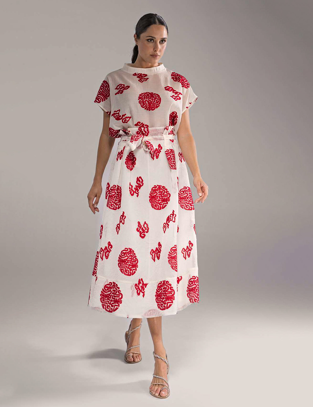Falda midi marfil con bordados en rojo Anonyme en moda joven Gus Gus Boutique. Moda mujer para el día a día. Moda hecha en Italia.
