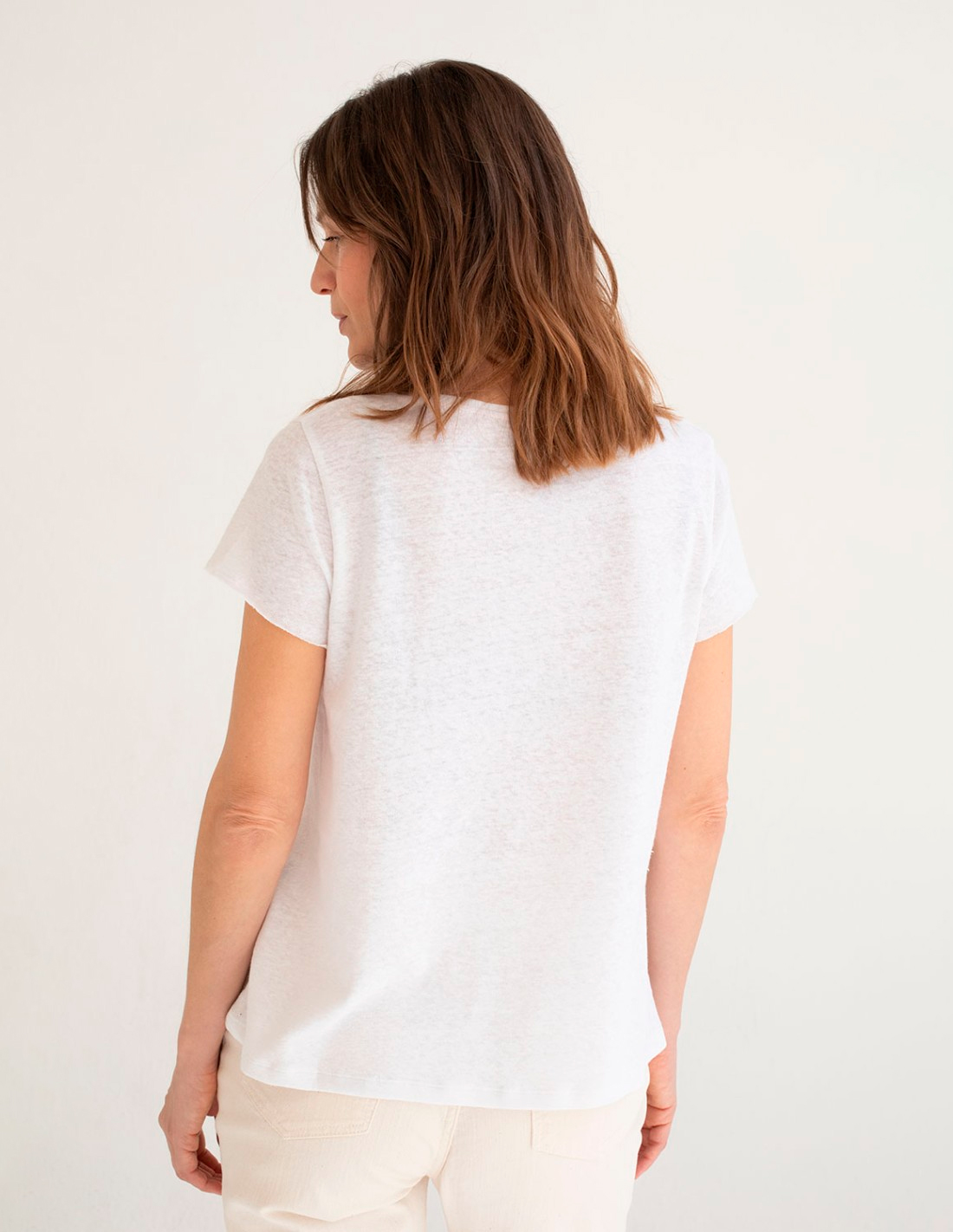 Camiseta pico punto lino Mus and Bombón moda joven sostenible hecha en España, en gus gus boutique moda mujer multimarca, colección verano 2025.