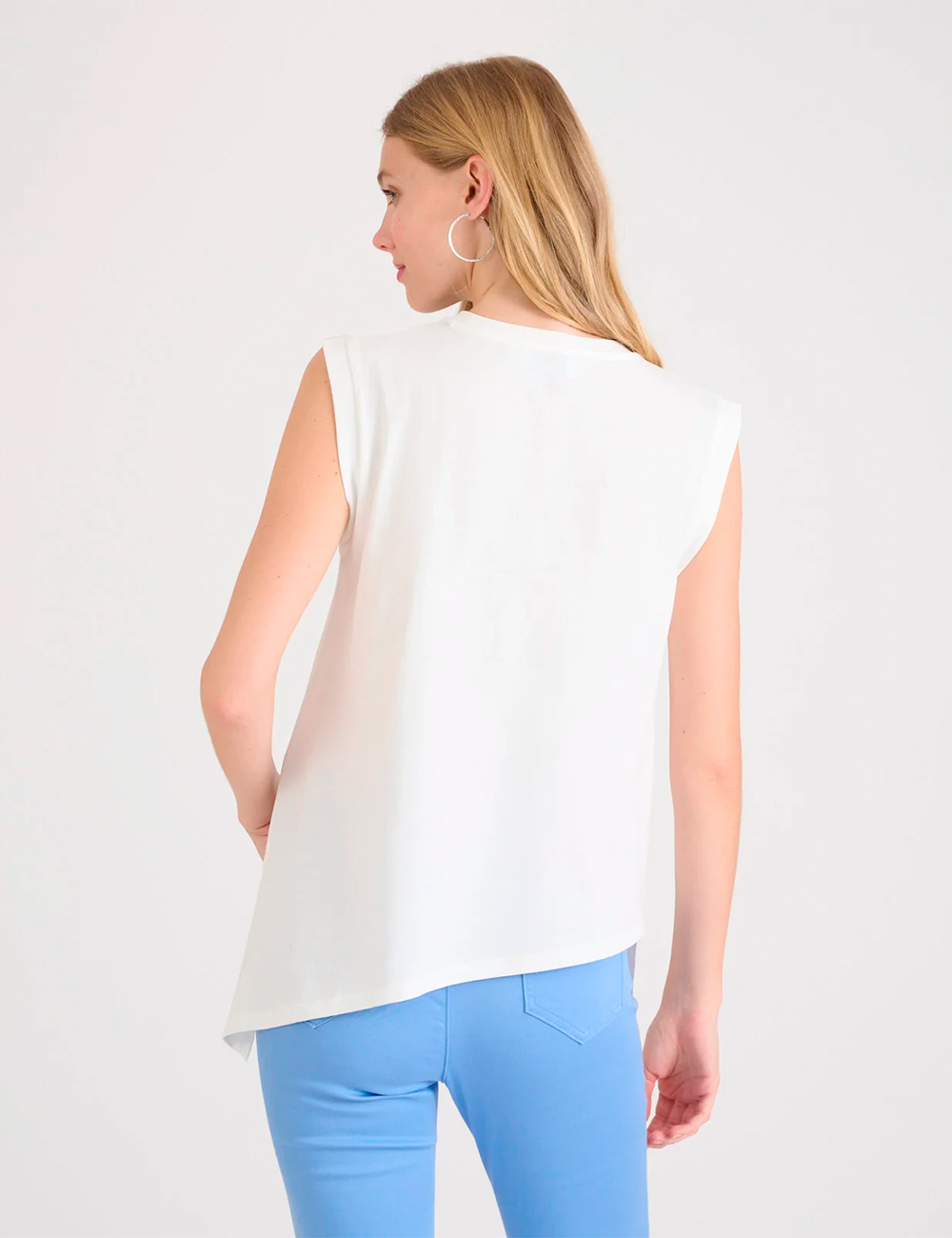 Camiseta sin mangas bajo asimétrico Naf Naf moda joven hecha en Francia gus gus boutique moda mujer multimarca, colección primavera-verano.