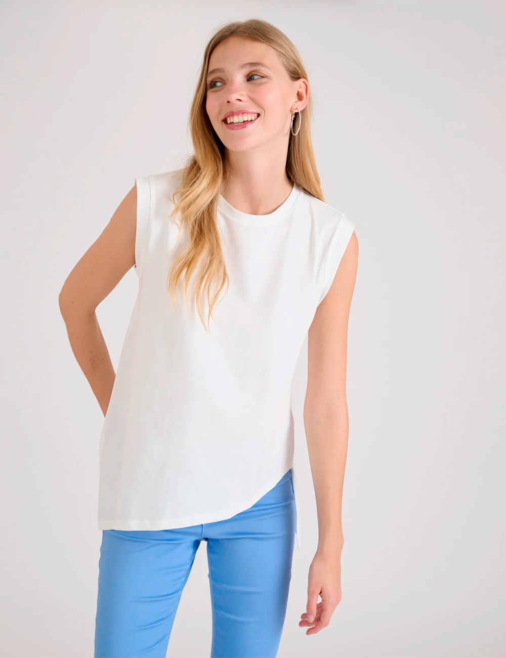 Camiseta sin mangas bajo asimétrico Naf Naf moda joven hecha en Francia gus gus boutique moda mujer multimarca, colección primavera-verano.