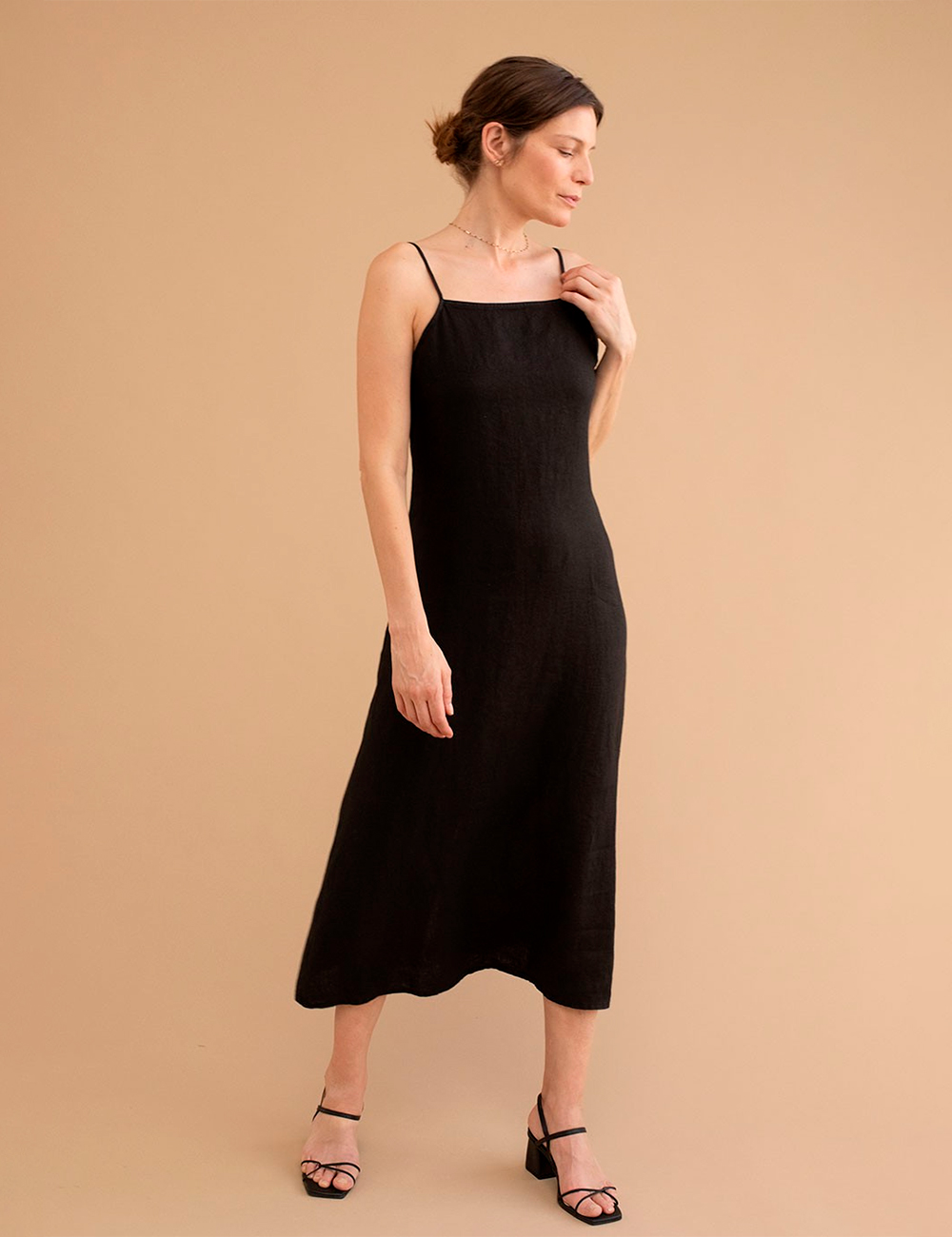 Vestido liso de lino tirante regulable Mus and Bombón moda joven hecha en España, en gus gus boutique moda mujer multimarca, colección primavera-verano.