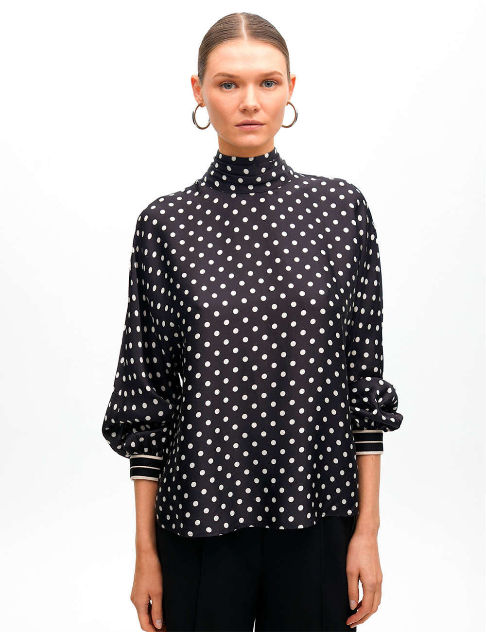 Blusa cuello alto con topos Lola Casedemunt moda señora en Gus Gus Boutique moda mujer multimarca, hecha en España, colección otoño-invierno 2025-26.