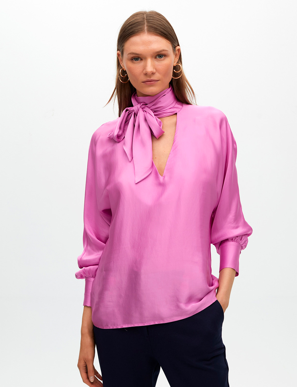 Blusa rosa de satén con lazada moda señora en Gus Gus Boutique moda mujer multimarca, hecha en Españna, colección otoño-invierno 2025-26