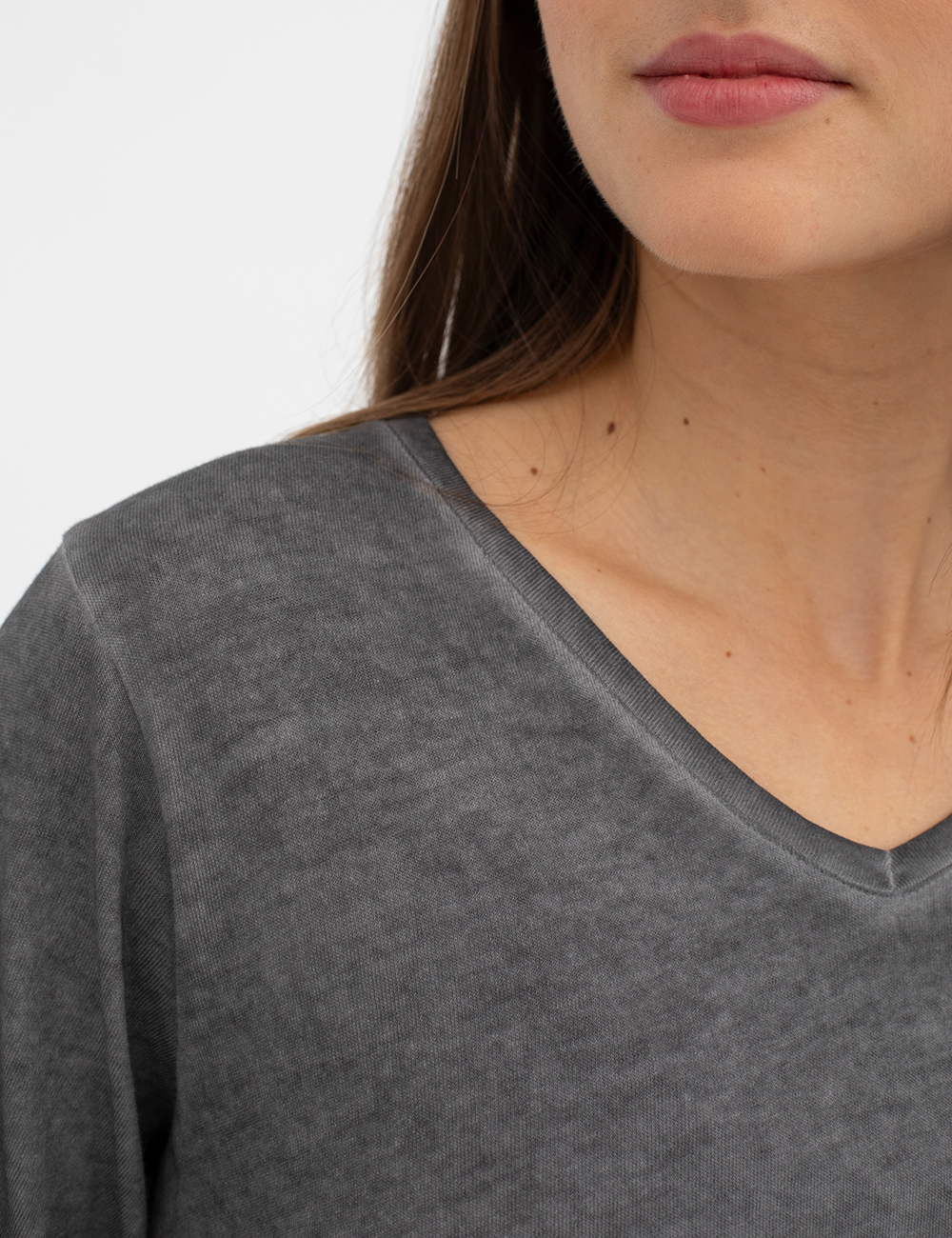 Camiseta gris escote de pico Mus and Bombón moda joven en Gus Gus Boutique moda mujer sostenible, hecha en España, colección otoño-invierno 2025-26