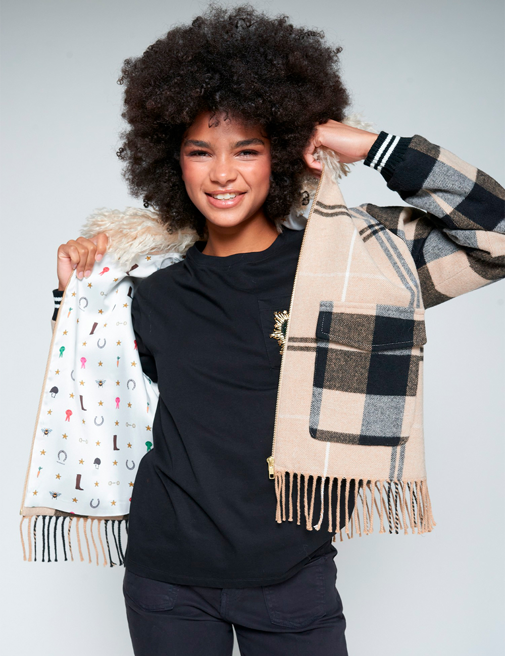 Cazadora de cuadros con flecos Vilagallo moda joven en Gus Gus Boutique moda mujer multimarca, hecha en España, colección otoño-invierno 2025-26.