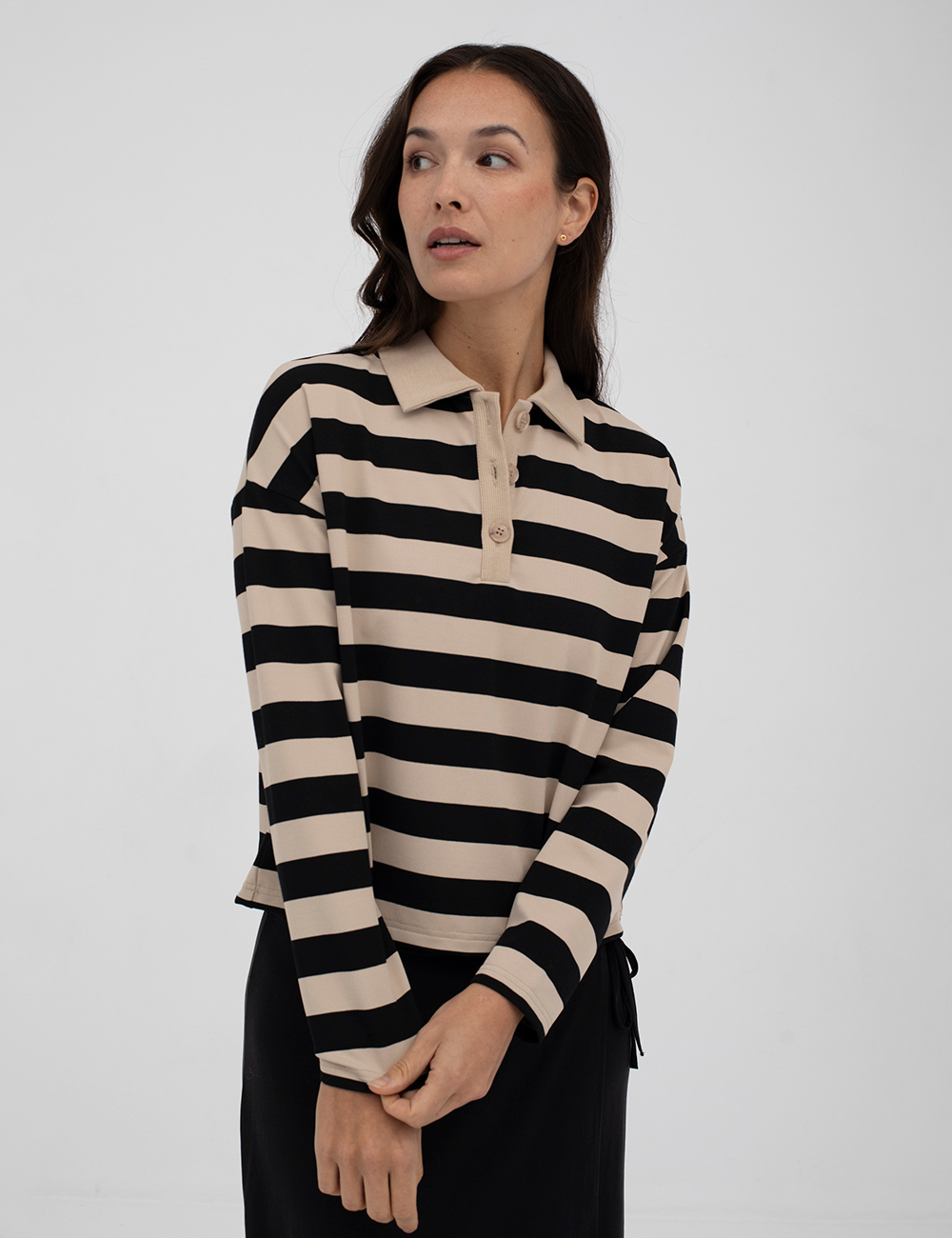 Polo rayas marineras negro Mus and Bombón moda joven en Gus Gus Boutique moda mujer sostenible, hecha en España, colección otoño-invierno 2025-26