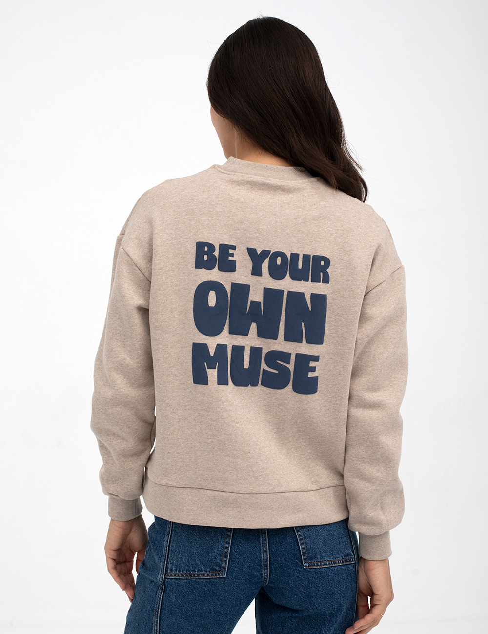 Sudadera beige vigoré con mensaje moda joven en Gus Gus Boutique moda mujer sostenible, hecha en España, colección otoño-invierno 2025-26