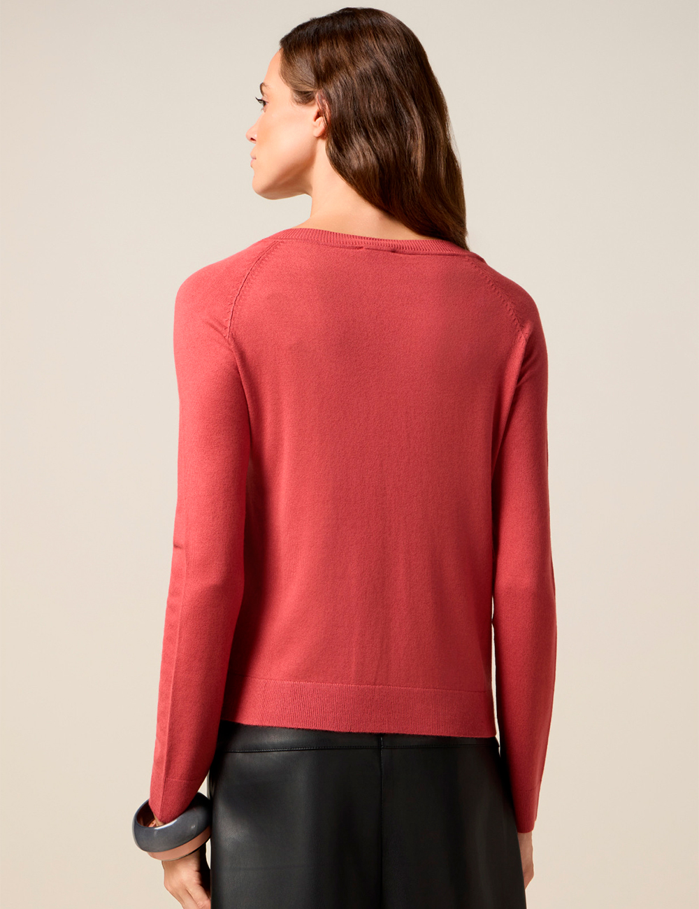 Jersey fino con botones fantasía Oltre moda mujer en Gus Gus Boutique moda mujer multimarca, hecha en España, colección otoño-invierno 2025-26.