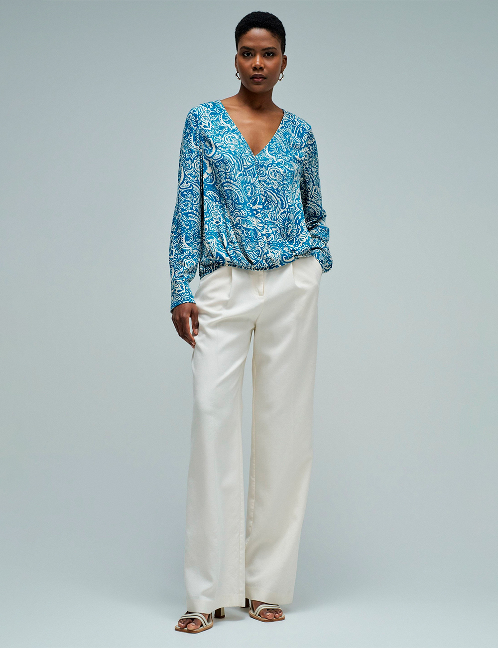 Blusa satinada estampado paisley azul Salsa Jeans moda joven en Gus Gus Boutique moda mujer multimarca, hecha en España, colección primavera 2026.