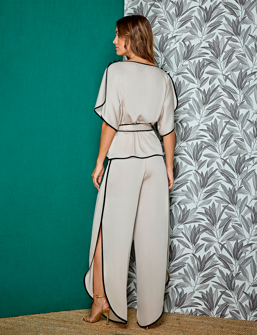 Pantalón de fiesta satén piedra con ribetes negros ALBA CONDE FIESTA en gusgus boutique fiesta, vestidos de fiesta, top y blusas para fiestas y eventos.