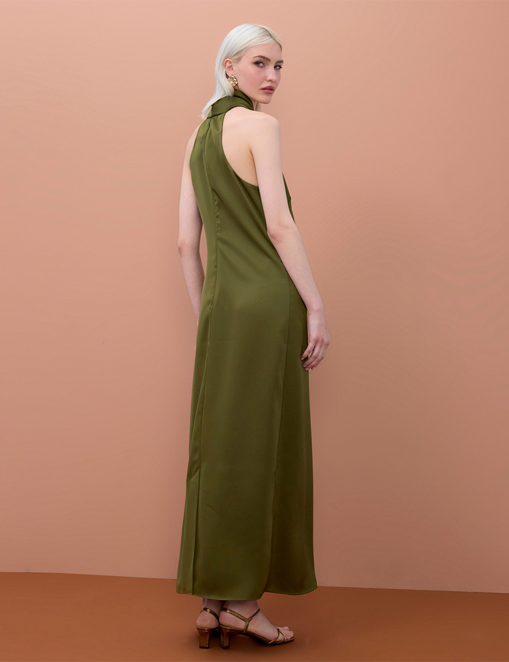 Vestido largo de fiesta satinado cuello halter Lola Casademunt en moda fiesta gusgus boutique. Vestidos graduación. Moda española Lola Casademunt.