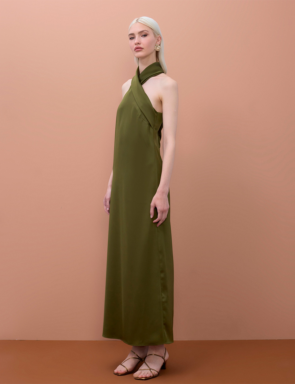 Vestido largo de fiesta satinado cuello halter Lola Casademunt en moda fiesta gusgus boutique. Vestidos graduación. Moda española Lola Casademunt.