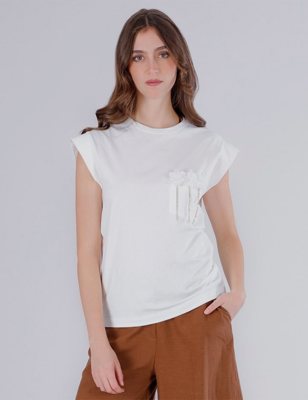 Camiseta blanca con bolsillo fantasía CafèNoir moda joven en Gus Gus Boutique moda mujer multimarca, hecha en Italia, colección primavera 2026.