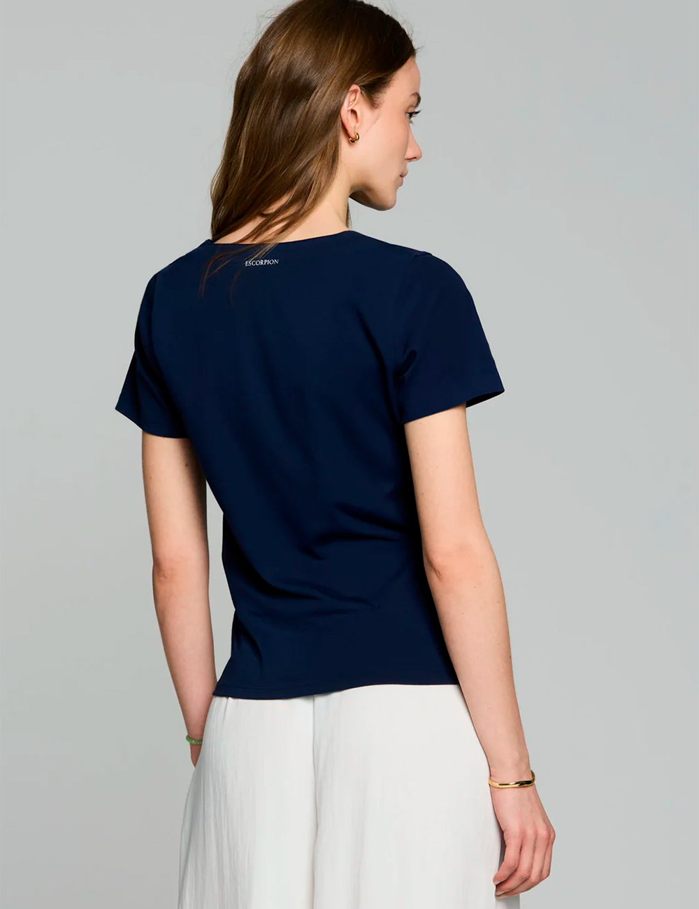 Camiseta manga corta con abertura en el escote Escorpion moda mujer en Gus Gus Boutique moda mujer multimarca, hecha en España, colección primavera 2026.
