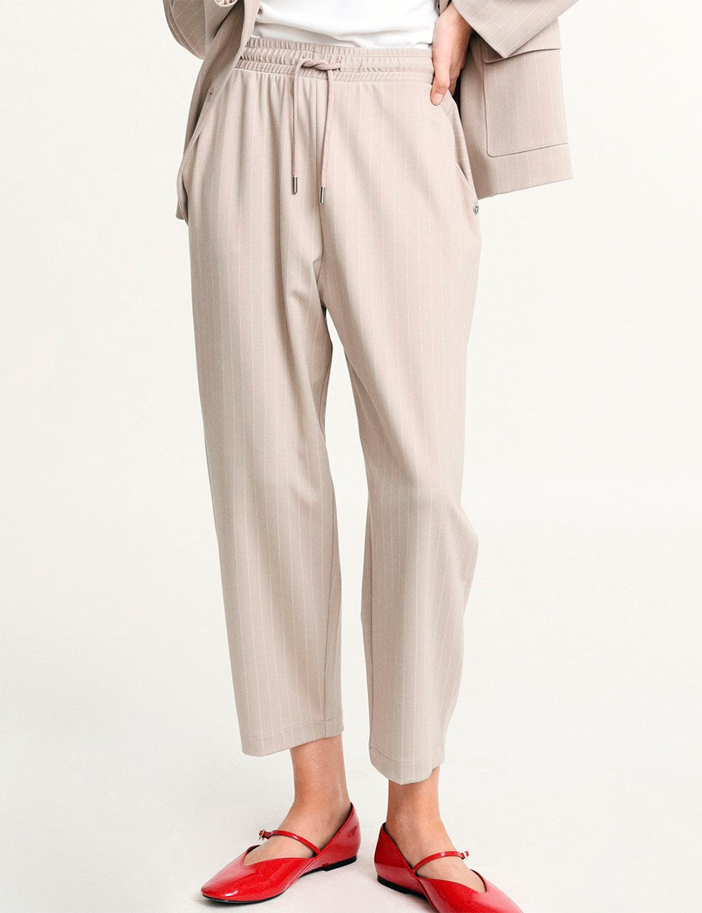 Pantalón ancho rayas con cintura alta y cordón Please Fashion moda joven en Gus Gus Boutique moda mujer multimarca, hecha en Italy, colección primavera 2026.