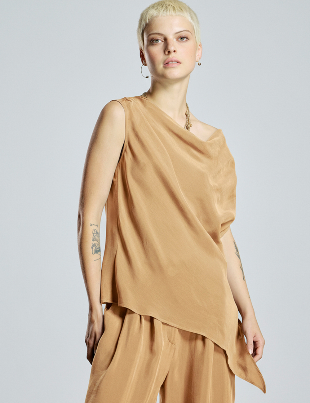 Top asimétrico de cupro camel Alba Conde moda joven en Gus Gus Boutique moda mujer multimarca, hecha en España, colección primavera 2026.