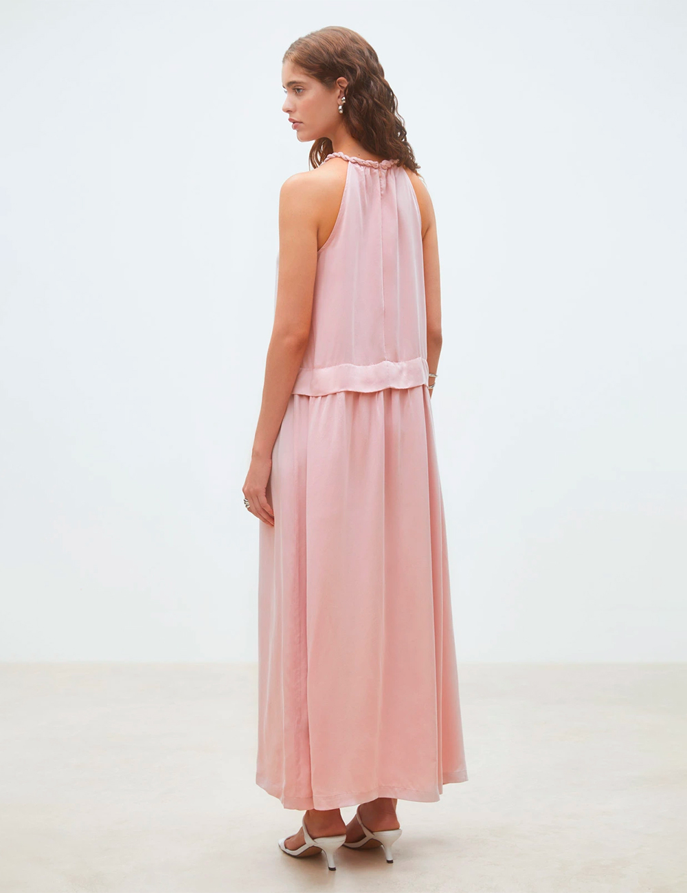 Vestido largo rosa en tejido fluido satinado Suncoo moda joven en Gus Gus Boutique moda mujer multimarca, comprar en España, colección primavera 2026.