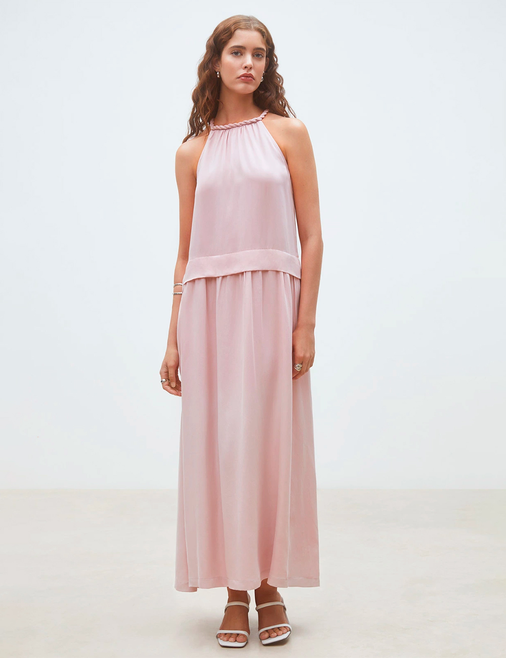 Vestido largo rosa en tejido fluido satinado Suncoo moda joven en Gus Gus Boutique moda mujer multimarca, comprar en España, colección primavera 2026.