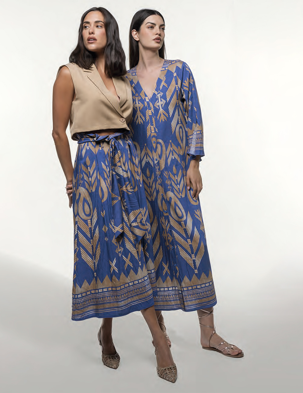 Vestido túnica camisero estampado étnico Anonyme moda mujer en Gus Gus Boutique moda mujer multimarca, hecha en Italia, colección primavera 2026.