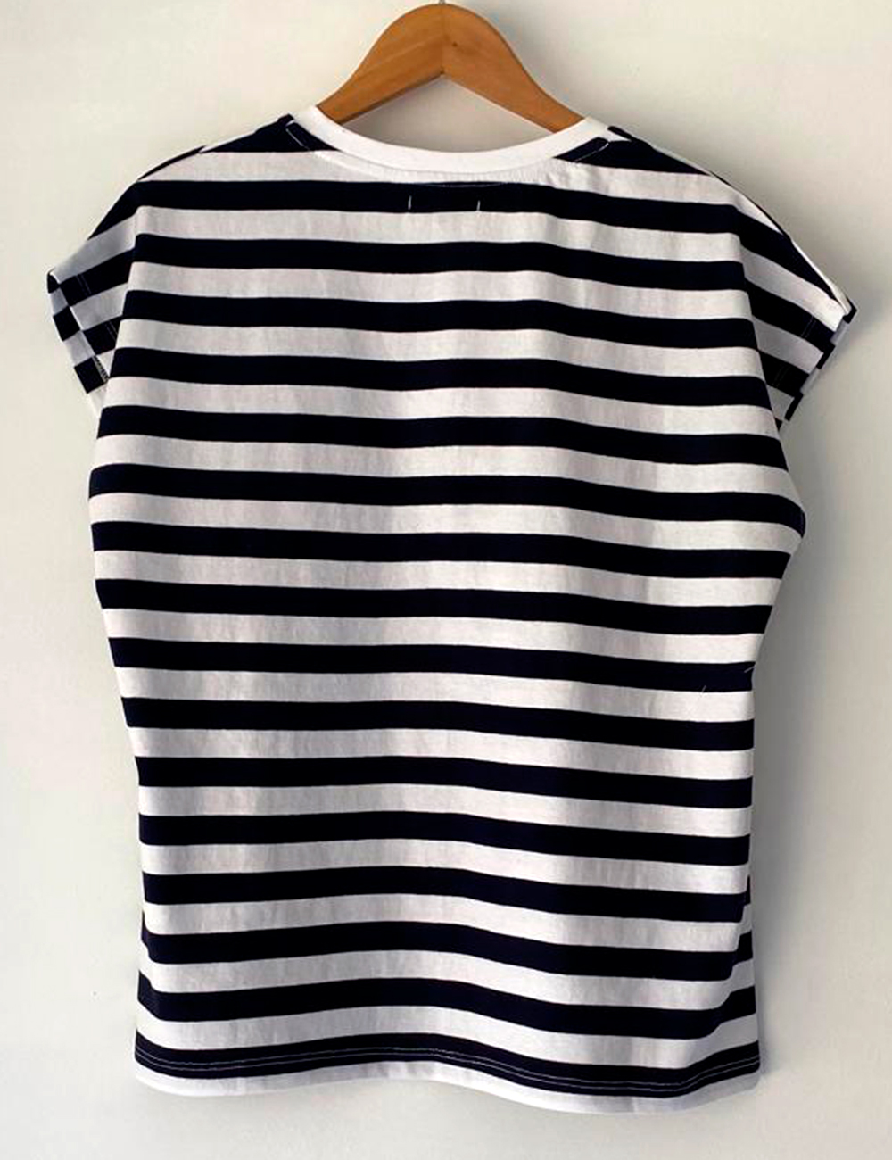 Camiseta pico marinera bordado "Libre Comme l’Air" Trovels moda mujer en Gus Gus Boutique moda mujer multimarca, hecha en España, colección primavera 2026.