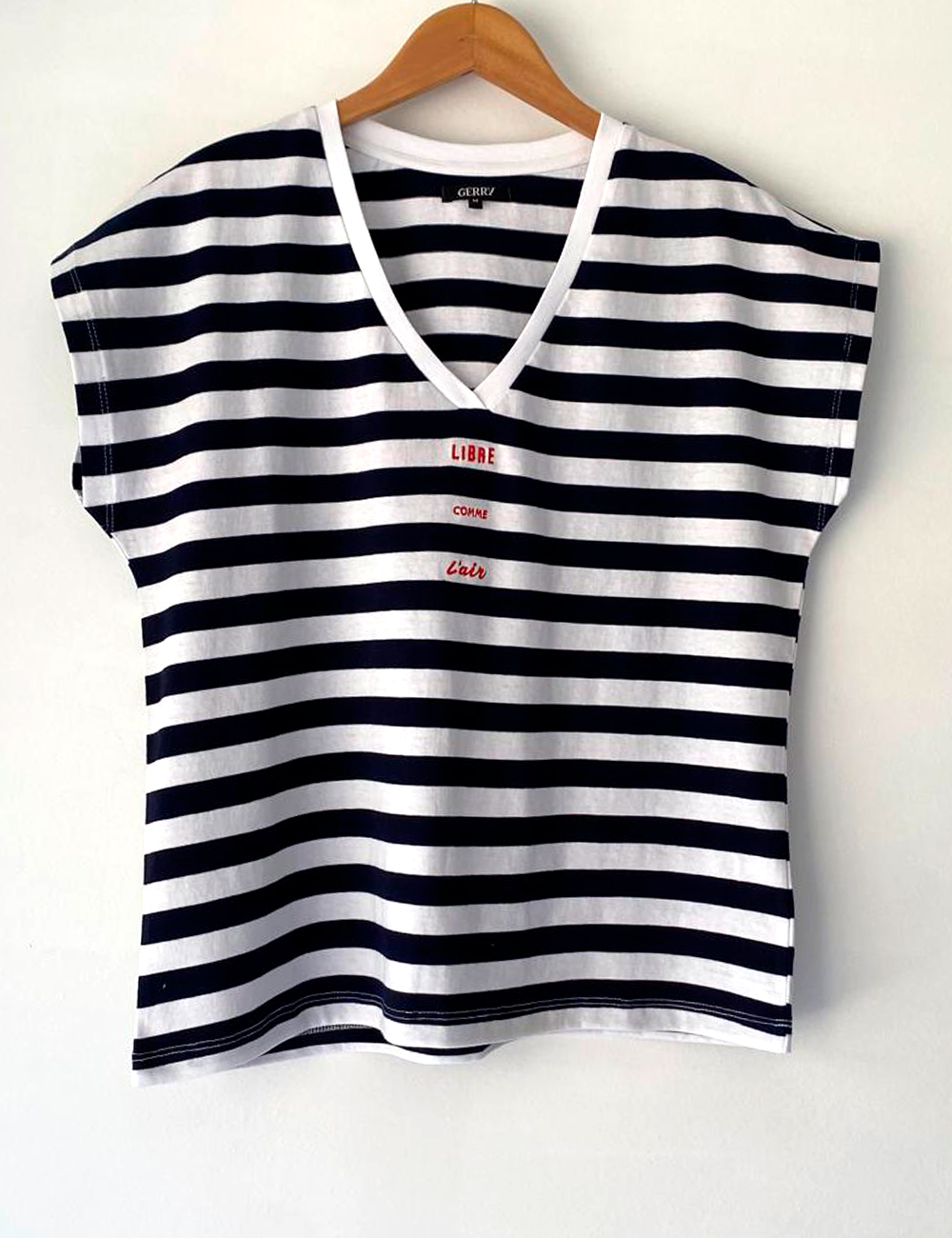 Camiseta pico marinera bordado "Libre Comme l’Air" Trovels moda mujer en Gus Gus Boutique moda mujer multimarca, hecha en España, colección primavera 2026.