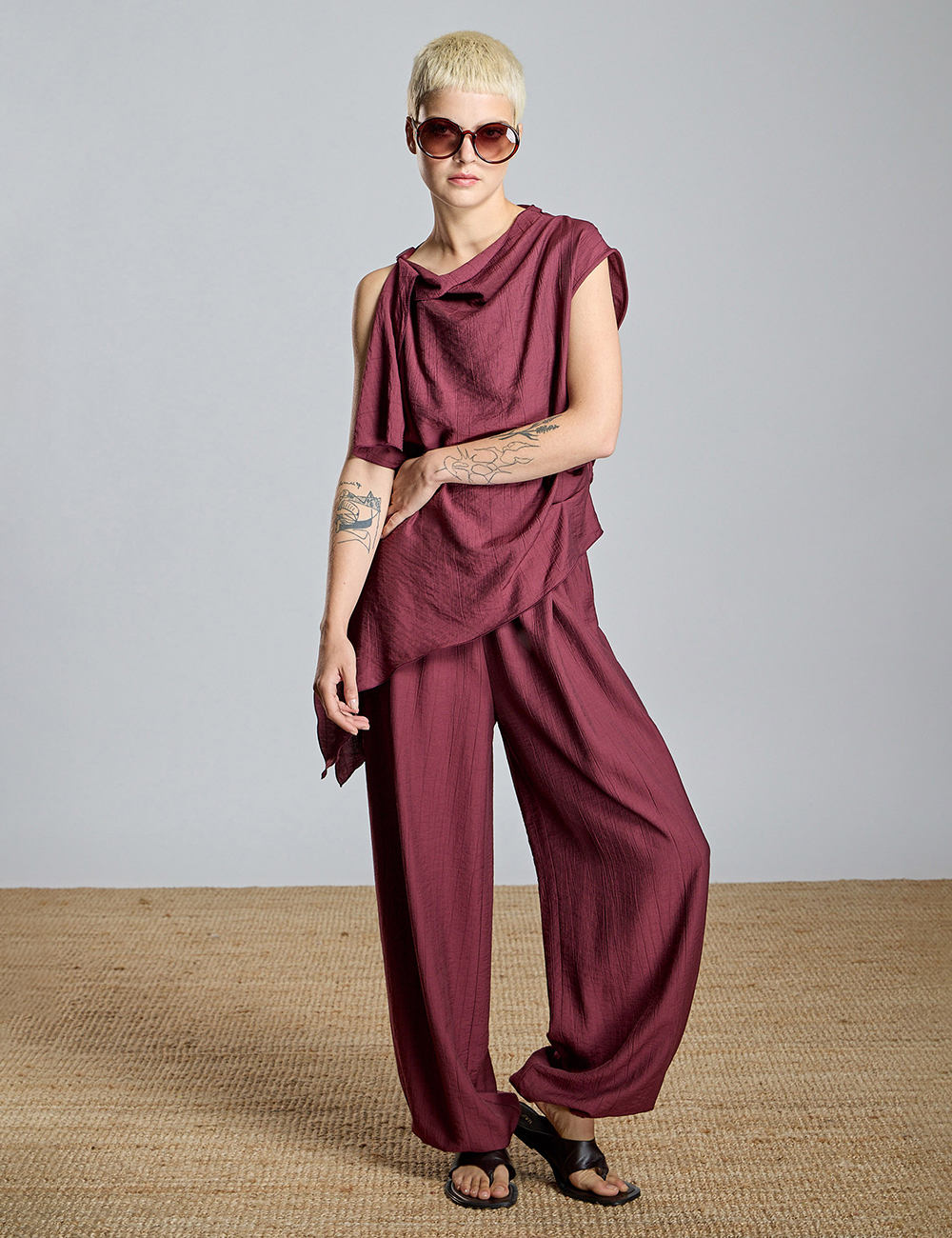 Pantalón bombacho bambula granate AC moda joven en Gus Gus Boutique moda mujer multimarca, hecha en España, colección primavera 2026.