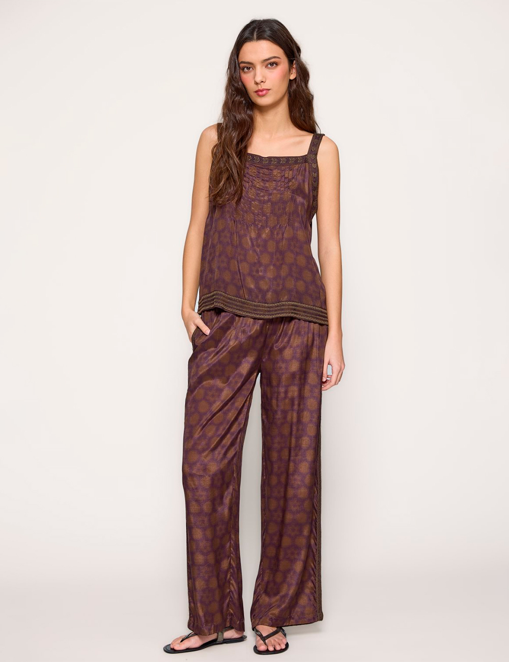 Pantalón fluido estampado jacquard MDM moda joven en Gus Gus Boutique moda mujer multimarca, hecha en España, colección primavera 2026.