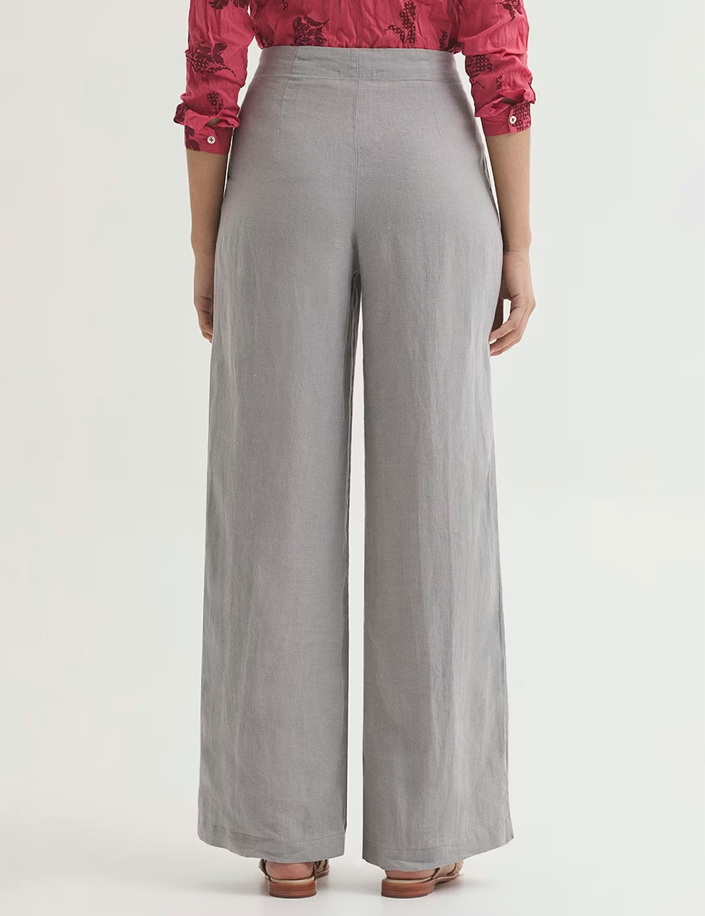 Pantalón de lino gris perla con pinzas Nice Things moda joven en Gus Gus Boutique moda mujer multimarca, hecha en España, colección primavera 2026.