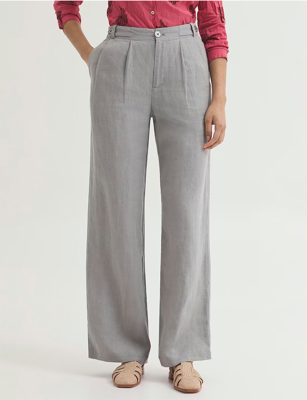 Pantalón de lino gris perla con pinzas Nice Things moda joven en Gus Gus Boutique moda mujer multimarca, hecha en España, colección primavera 2026.